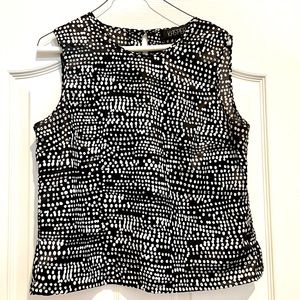 KASPER sleeveless shell. Black/white print. Zips from bottom on one side. Size M